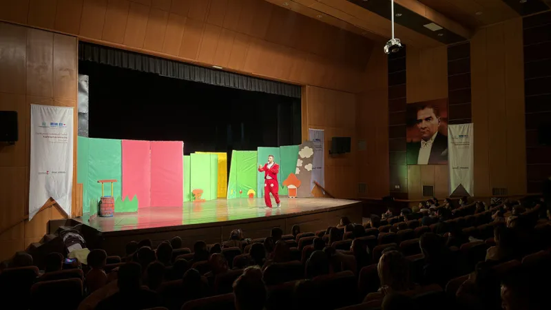 Küçük Cesaretler Kulübü Tiyatrosu Çocuklarla Buluştu