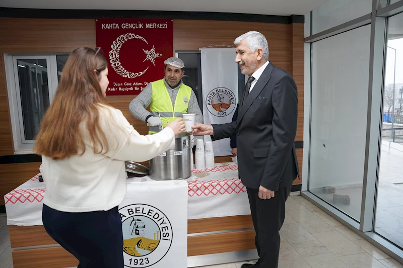 Kahta Belediye Başkanı Öğrencilere Sıcak Çorba İkramında Bulundu