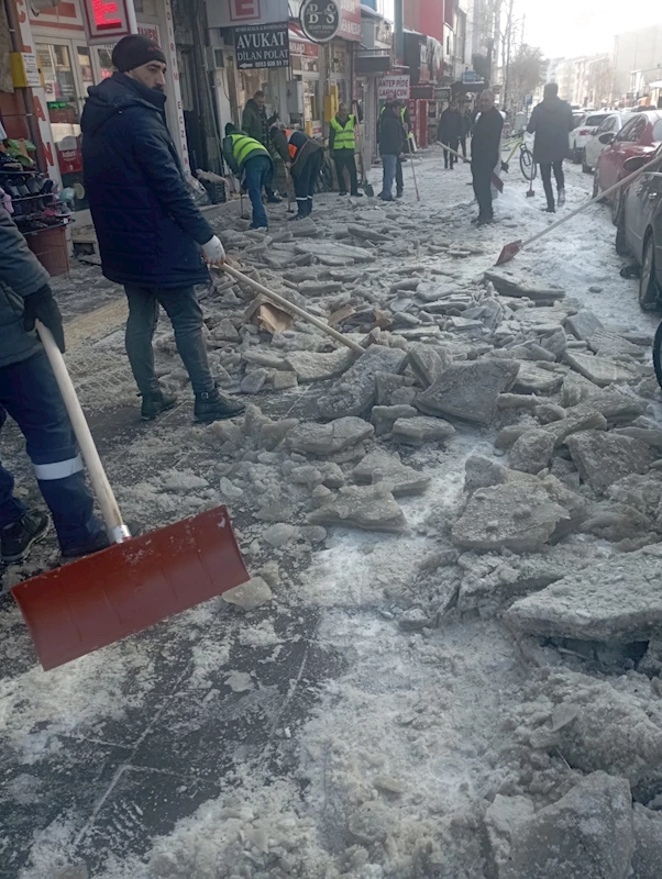 BELEDİYE EKİPLERİ’NDEN DONDURUCU SOĞUKLARDA BUZ TEMİZLEME ÇALIŞMASI