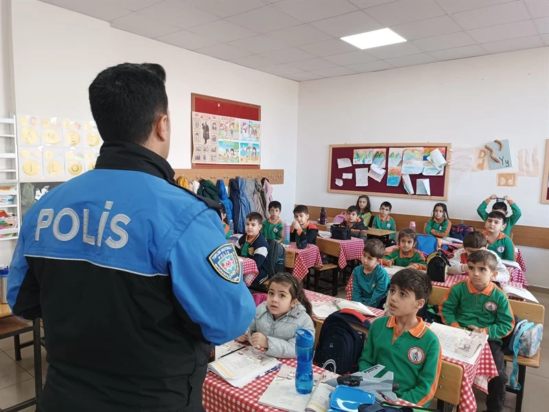 Adıyaman Kahta Toplum Destekli Polislik Büro Amirliği Tarafından Yavuz Selim İlkokulu 1.Sınıf Öğrencilerine Bilgilendirme Eğitimi Düzenlendi