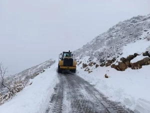 Kardan kapanan kırsal mahalle yolları ulaşıma açılıyor