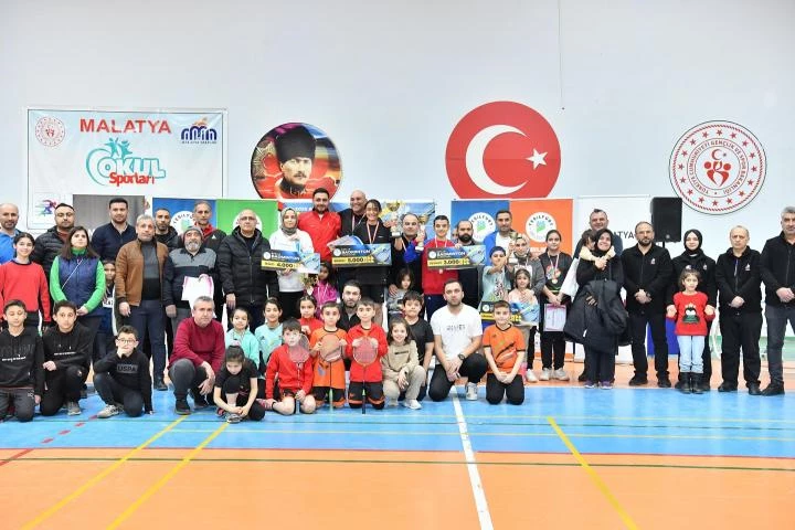 Aileler Arası Badminton Turnuvası Büyük Bir Heyecana Sahne Oldu