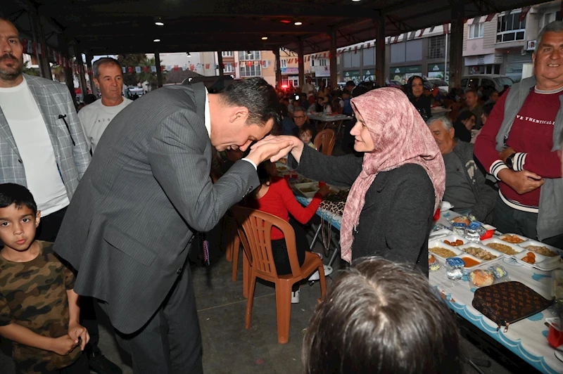 100 Bin Kişilik İftar Sofrası, 15 Bin Haneye Sıcak Yemek ve Gıda Kolisi