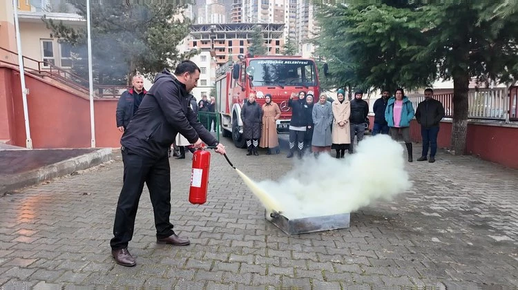 İTFAİYE MÜDÜRLÜĞÜMÜZ, YANGINLARA KARŞI BİLİNÇLENDİRME ÇALIŞMALARINI SÜRDÜRÜYOR