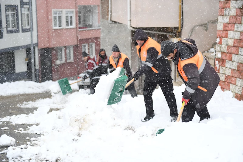 ALTINORDU BELEDİYESİ KARLA ETKİN MÜCADELESİNİ SÜRDÜRÜYOR