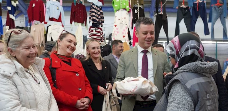 Başkan Sarıkurt´tan Kadın Esnafa Kadınlar Günü Hediyesi