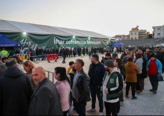 Buca Belediyesi’nin iftar çadırına yoğun ilgi