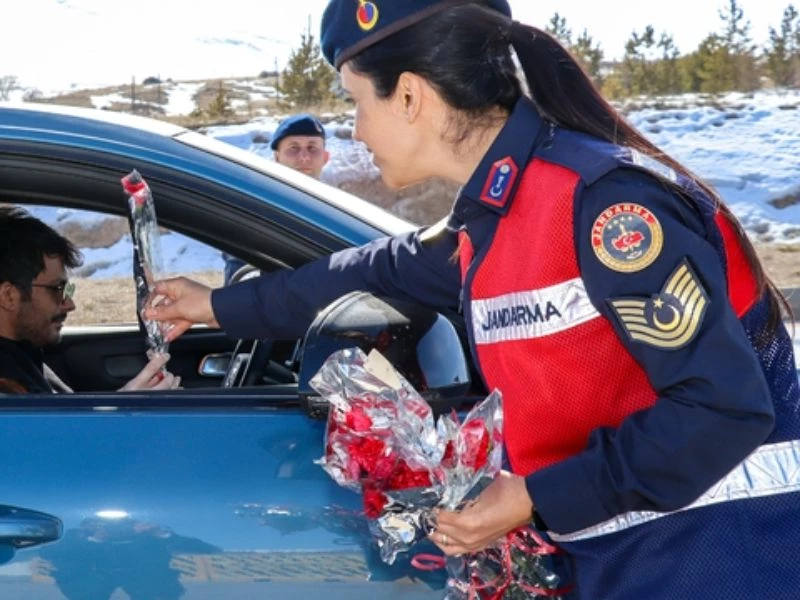 Kadın Jandarmalar Araçları Ceza İçin Değil Kadınlara Karanfil Vermek İçin Durdurdu