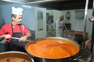 Belediyemiz tarafından Ramazan ayında günlük 900 kişiye iftar yemeği götürülüyor.