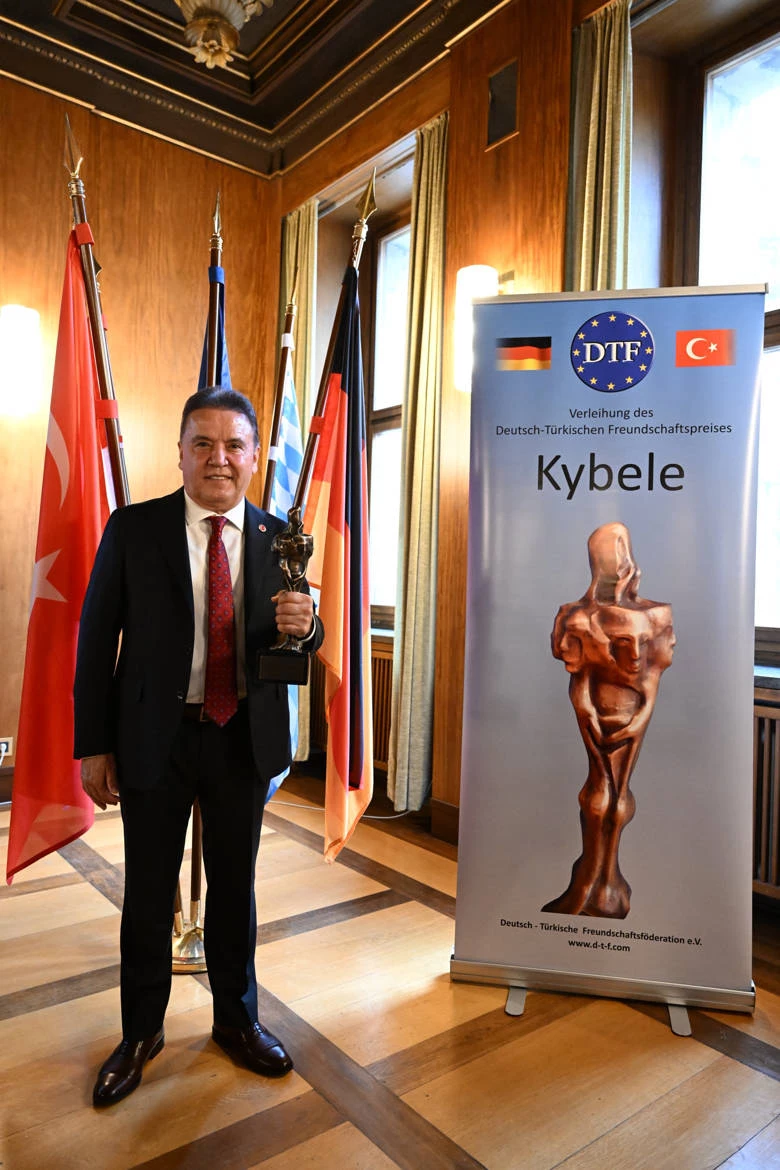 Başkan Muhittin Böcek “Kybele” ödülünü aldı