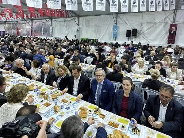 B.B.B Başkanımız Sn. Ahmet Akın bugün iftar çadırımızda hemşehrilerimizle bir araya gelerek büyük bir iftar programını gerçekleştirdi.