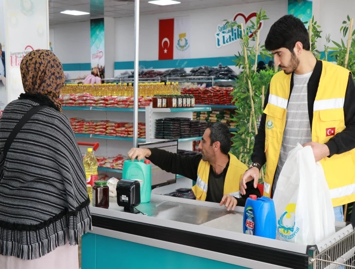 HALİLİYE’DE SOSYAL MARKET İLE DAYANIŞMA RUHU GÜÇLENİYOR