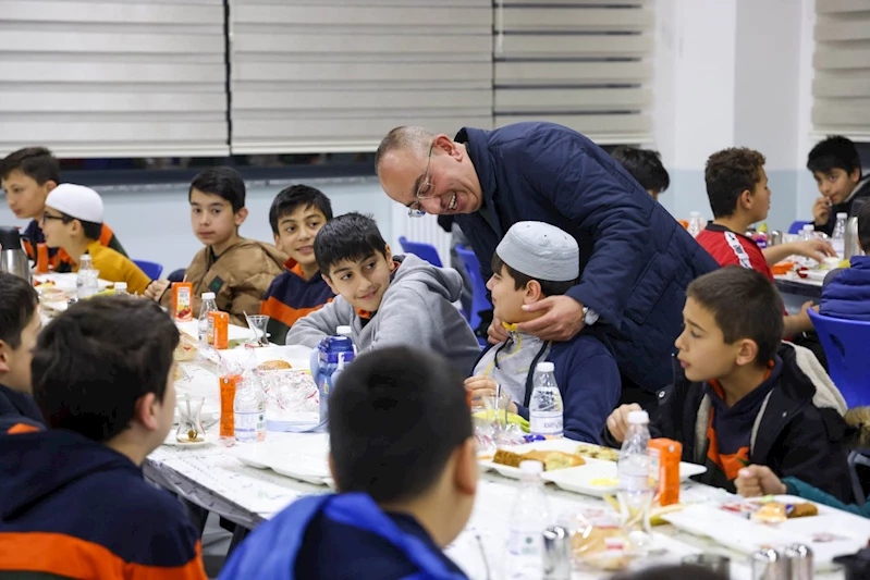 BAŞKAN KAVUŞ, HAFIZLIK ÖĞRENCİLERİYLE SAHUR YAPTI