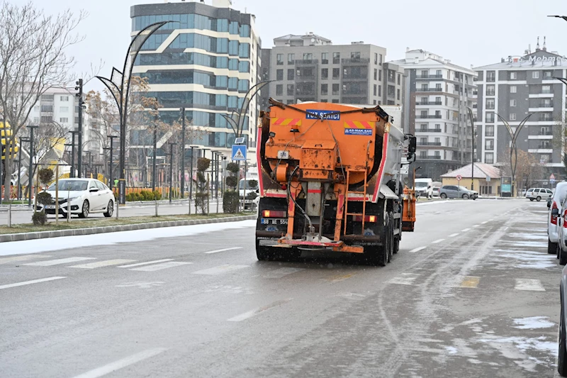 AKSARAY BELEDİYESİ KAR YAĞIŞI VE BUZLANMAYA KARŞI ÇALIŞMALARINI ARALIKSIZ SÜRDÜRÜYOR