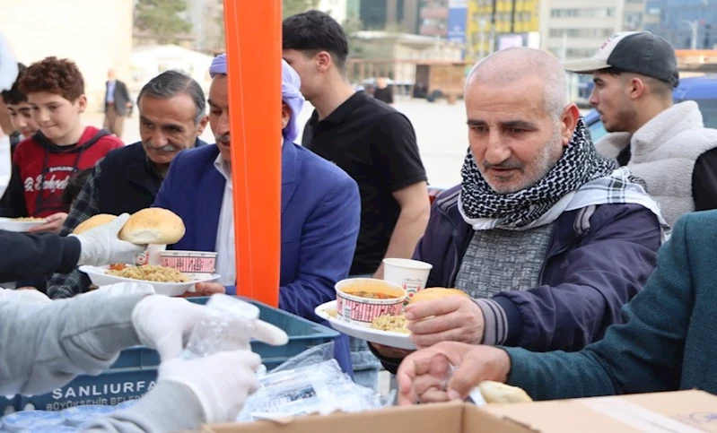 BÜYÜKŞEHİR BELEDİYESİ, HER GÜN BİNLERCE VATANDAŞI İFTAR SOFRALARINDA BULUŞTURUYOR