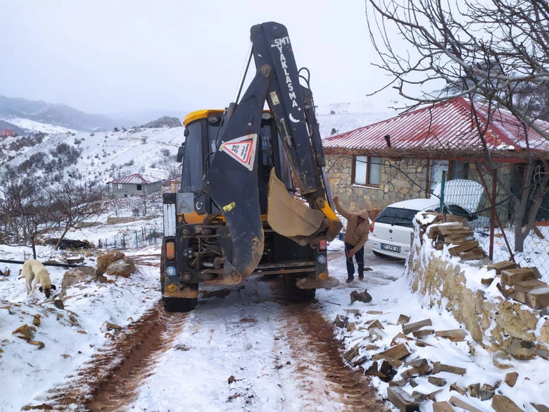 Büyükşehir Belediyesi’nden Alanya’da kar temizleme çalışması