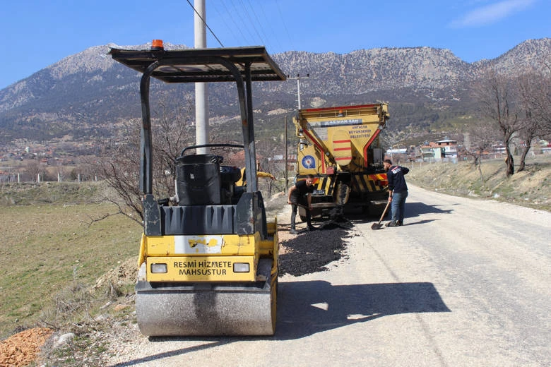 Elmalı’da zarar gören ve yıpranan yollar onarılıyor