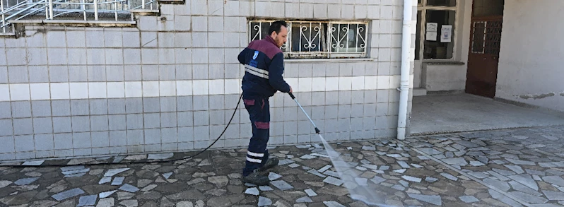 Camilerde Temizlik Çalışması Devam Ediyor