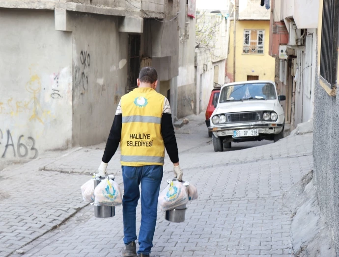 HALİLİYE’DE RAMAZAN BEREKETİ: BİNLERCE KİŞİYE İFTAR YEMEĞİ ULAŞTIRILIYOR