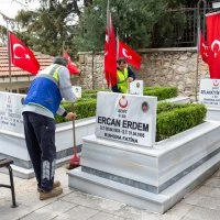 Büyükşehir’den şehitliklerde titiz çalışma