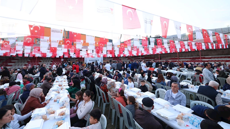 Büyükşehir’in İftar Sofrası Bu Kez Onikişubat’ta Yüzlerce Vatandaşı Ağırladı