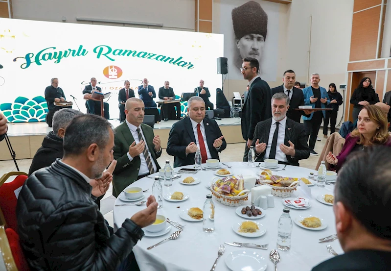 Başkan Özarslan ilk iftarı otobüs esnafı ile yaptı