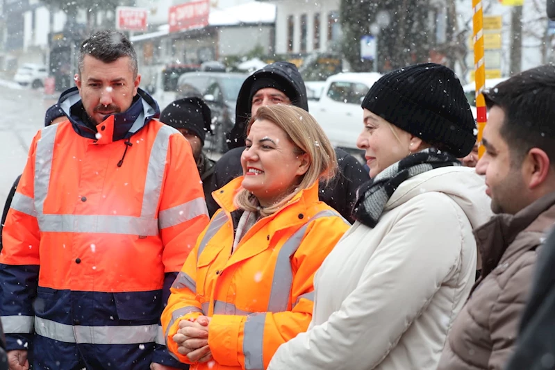 İZMİT BELEDİYESİ KARLA MÜCADELEDE TAM KADRO SAHADA!