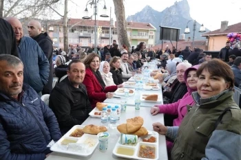 “BU SOFRALAR KARDEŞLİK VE PAYLAŞMANIN SİMGESİ”