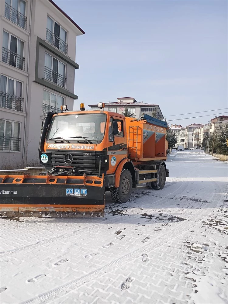 İlçemizde Buzlanmaya Karşı Çalışmalarımız Devam Ediyor