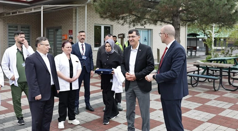 BELEDİYE BAŞKANIMIZ EYÜP KAHVECİ VETERİNER HEKİMLERİMİZİN GÜNÜ’NÜ KUTLADI