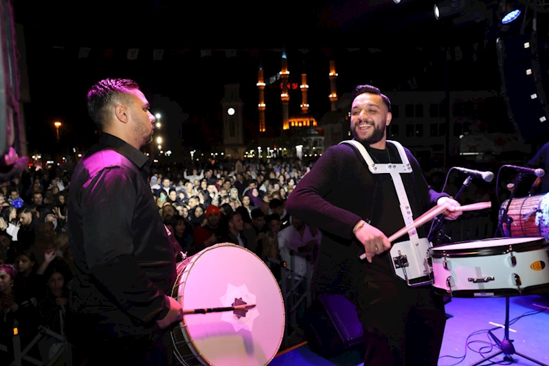 YUNUSEMRE’DEN UNUTULMAYACAK ROMAN GECESİ