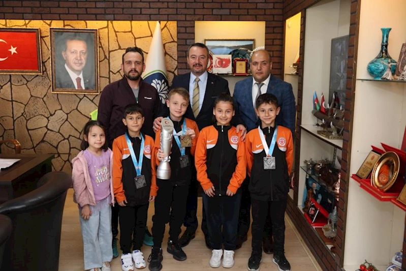 Türkiye Karate Şampiyonasında Başarı Elde Eden Sporculardan Başkan Öztaş’a Ziyaret