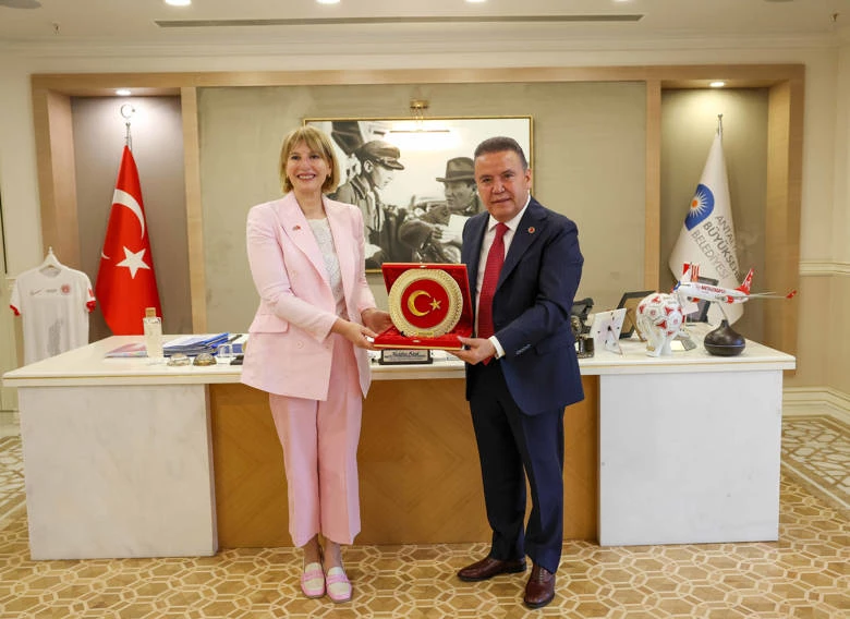 Birleşik Krallık Türkiye Büyükelçisi Başkan Muhittin Böcek’i ziyaret etti