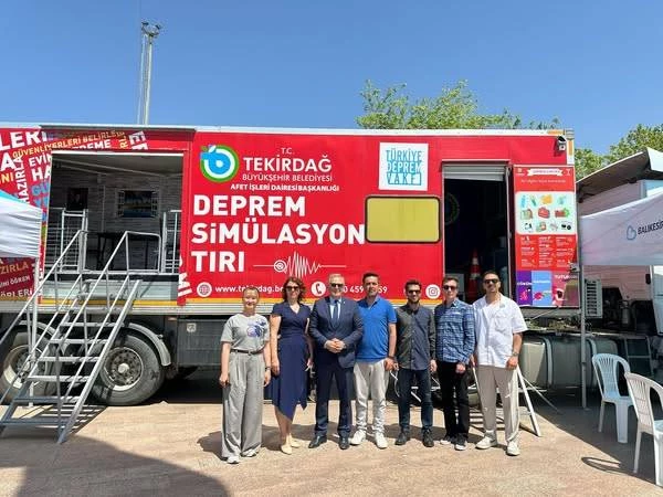 Cumhuriyet Meydanı’nda Deprem Simülasyon Tırı’nı Ziyaret Ettik