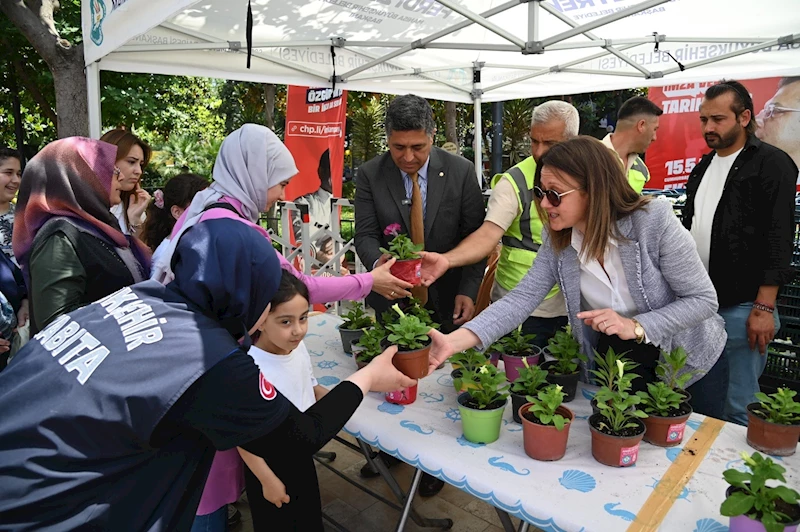Büyükşehir Anneler Günü’nde Çiçek Dağıttı