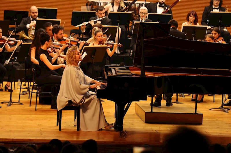 Nilüfer Senfoni Orkestrası ilk konserinde Gülsin Onay