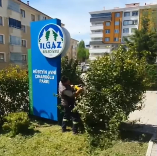 Parklarımızda Temizlik Çalışmalarımız Devam Ediyor