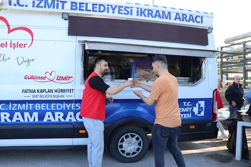 İZMİT BELEDİYESİNDEN TÜPRAŞ İŞÇİLERİNE SICAK DESTEK