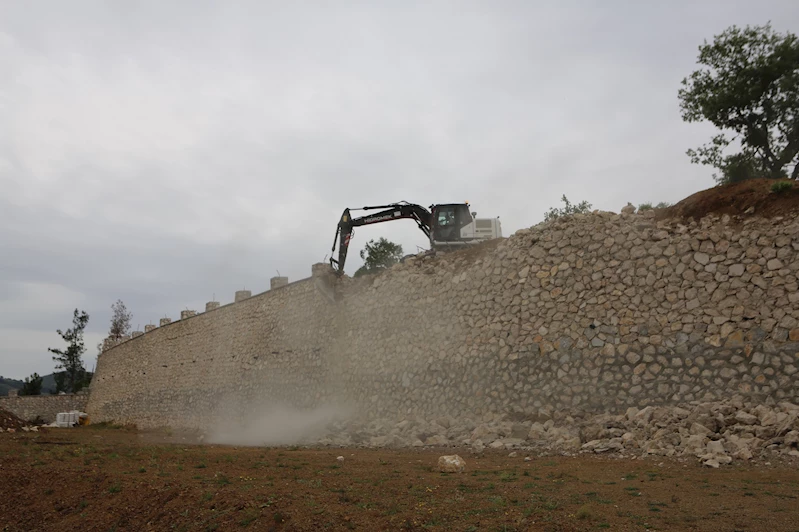 Dağyenice’de 3 bin 800 metrekarelik kaçak duvar yıkıldı
