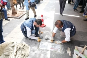 Kürt şairlerinin beyitleri kaldırım taşlarına işlendi