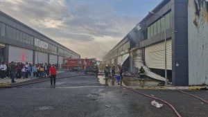 Oto Sanayi Sitesi’ndeki yangın İtfaiye ekiplerinin müdahalesiyle söndürüldü