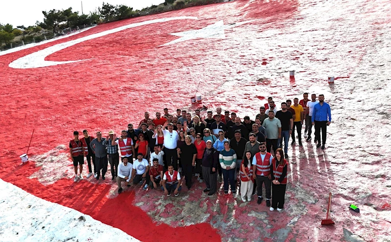 BAŞKAN YILDIZ, KENTİN SİMGESİ OLAN AY YILDIZLI TÜRK BAYRAĞI’NI GENÇLERLE BOYADI