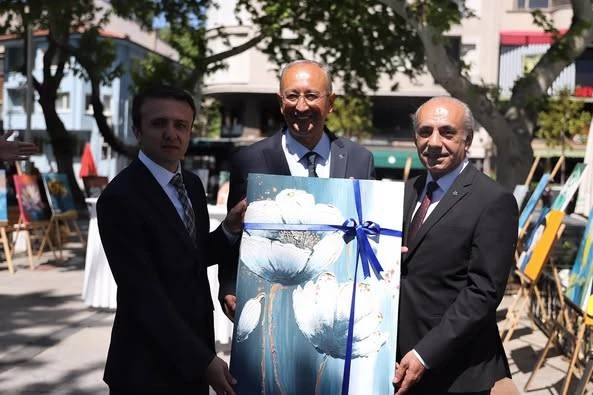 CUMHURİYET MEYDANI KARMA SERGİ İLE ŞENLENDİ