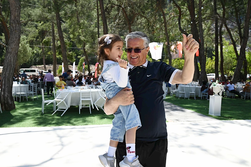 Başkan Topaloğlu’ndan belediye personeline yemek