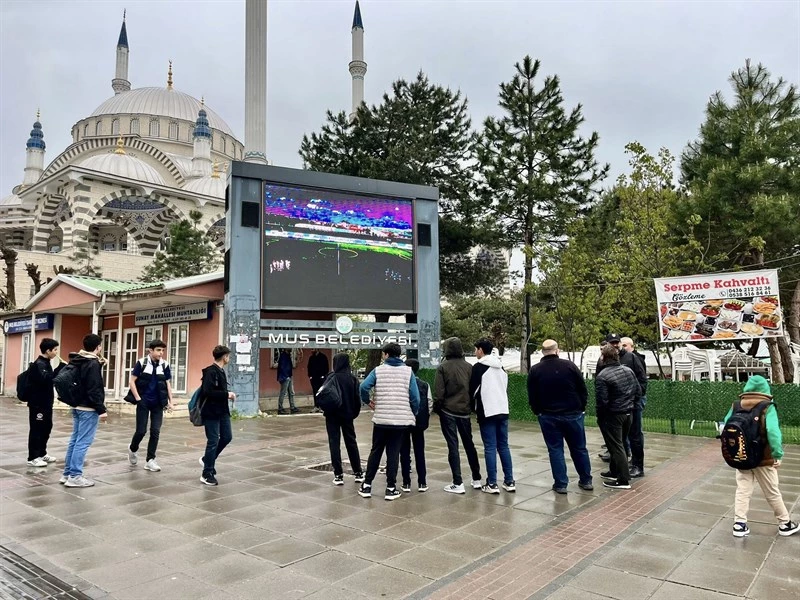 TARAFTARLAR MUŞ SPOR MAÇINI LED EKRANLARDAN TAKİP ETTİ.