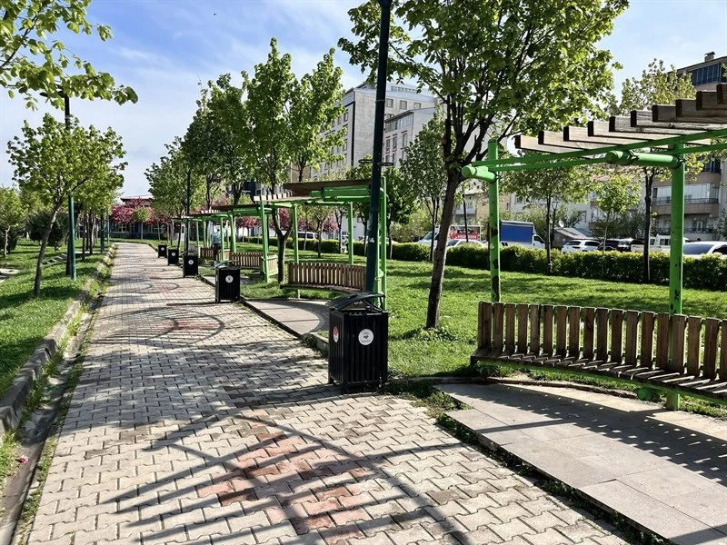 PARKLARDA YENİLEME ÇALIŞMALARI DEVAM EDİYOR
