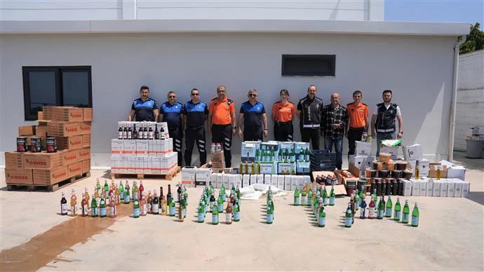 ALANYA’DA GIDA TERÖRÜNE GEÇİT YOK! ZABITA’DAN TARİHİ BASKIN: SAHTE ETİKETLEME YAPAN FİRMA MÜHÜRLENDİ