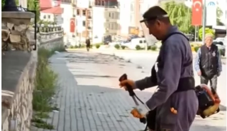 Yol Kenarı ve Kaldırımlarda Ot Biçme Çalışmalarımız Devam Ediyor