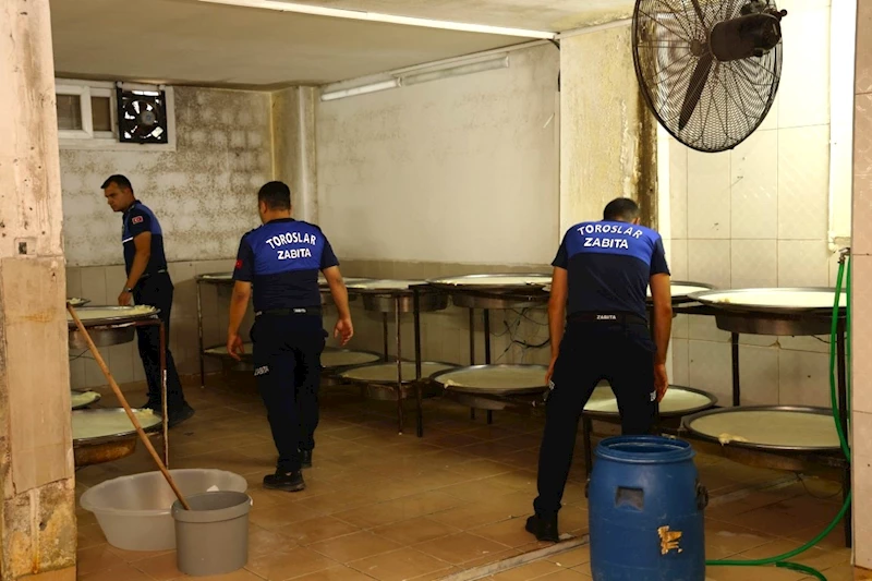 TOROSLAR ZABITASI, KAÇAK VE SAĞLIKSIZ SÜT ÜRÜNLERİ İMALATHANESİNİ MÜHÜRLEDİ