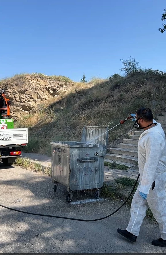 Çöp Konteynerleri Tek Tek İlaçlanıyor